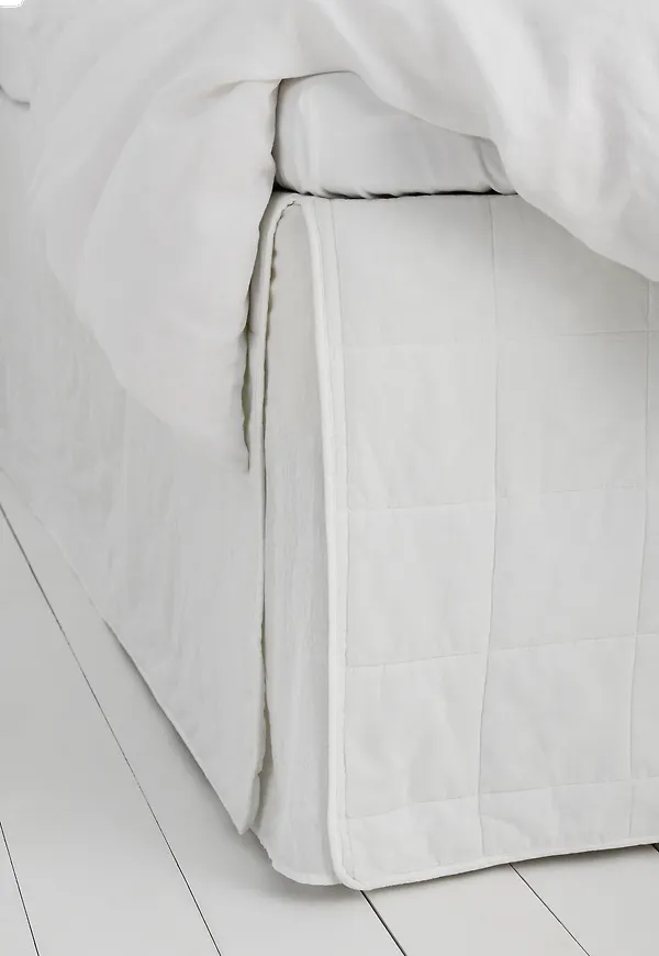 Skön kontinentalsäng i vit färg gjord i bomull.