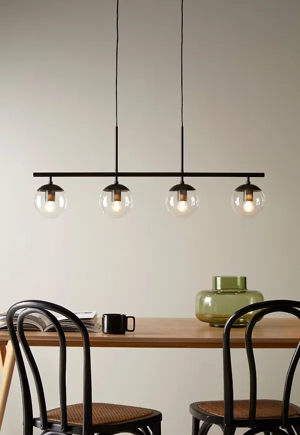 Söt svart lampa 2025 från Ellos.