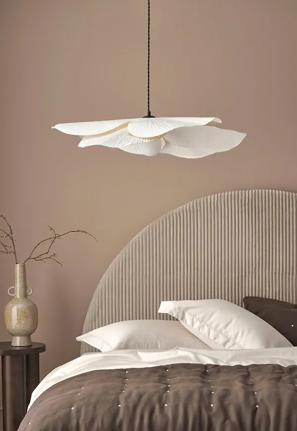 Riktigt trendig vit lampa 2025 från Ellos.