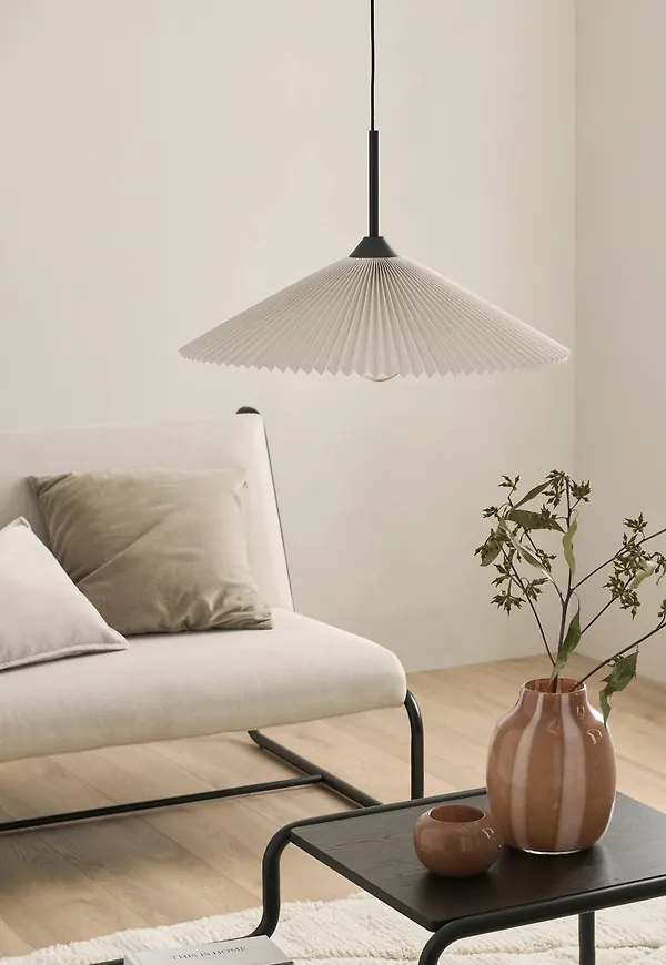 Jättefin lampa 2025 från Ellos.