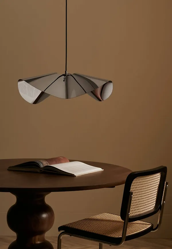 Trendig Lampa som passar bra vid många olika tillfällen.