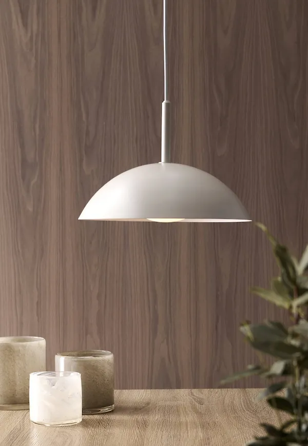 Beige Ellos-lampa i jättefin modell.