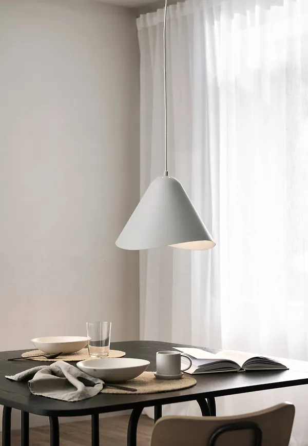 Cool taklampa i beiget från Ellos.