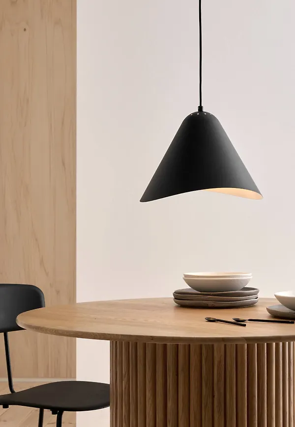 Skön svart taklampa 2025 från Ellos.