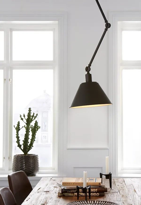 Modern svart lampa 2025 från Ellos.