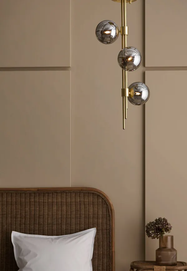 Moderiktig lampa 2025 från Ellos.