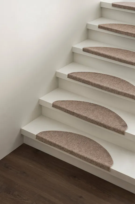 Riktigt fin dörr i beiget från Ellos.