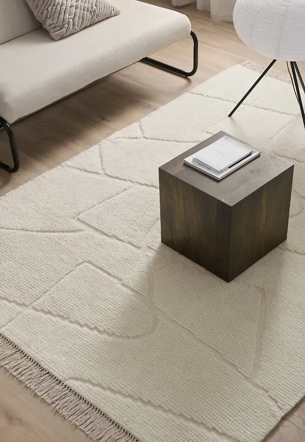 Jättesnygg vit matta i ull från Ellos.