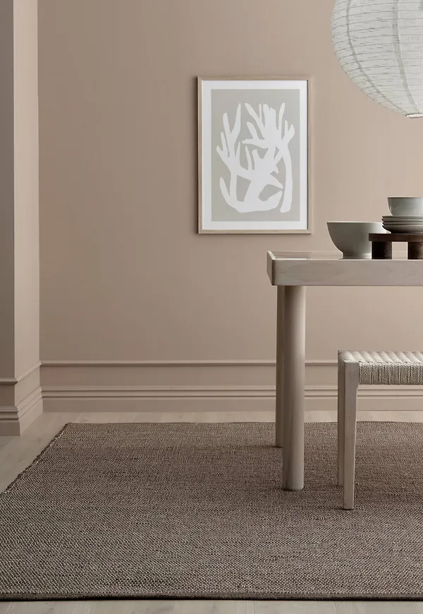 Stilriktig ellos halkskyddsmatta i brun färg gjord i ull.