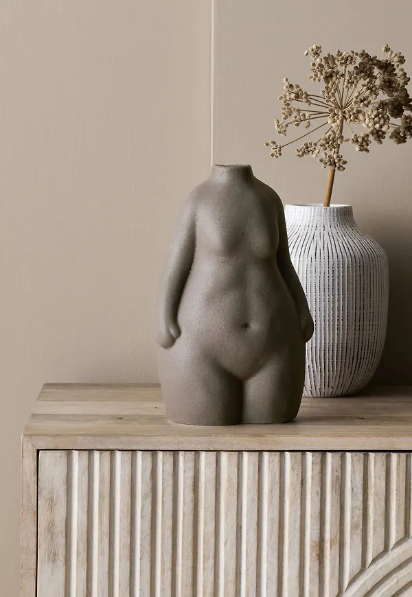 Elegant beige kruka 2025 från Ellos.