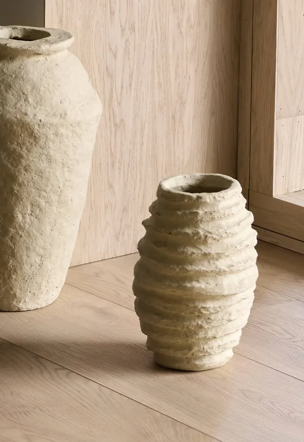 Elegant beige kruka 2025 från Ellos.