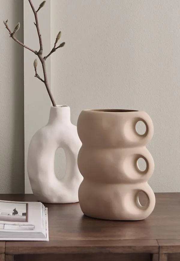 Riktigt trendig beige kruka 2025 från Ellos.