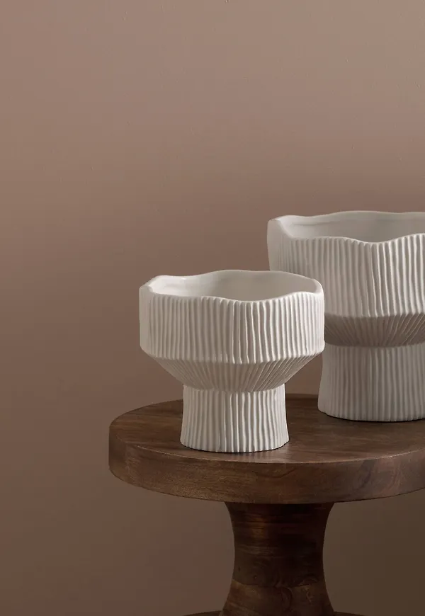 Modern kruka i vitt från Ellos.