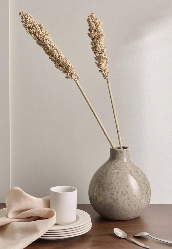 Elegant beige kruka 2025 från Ellos.