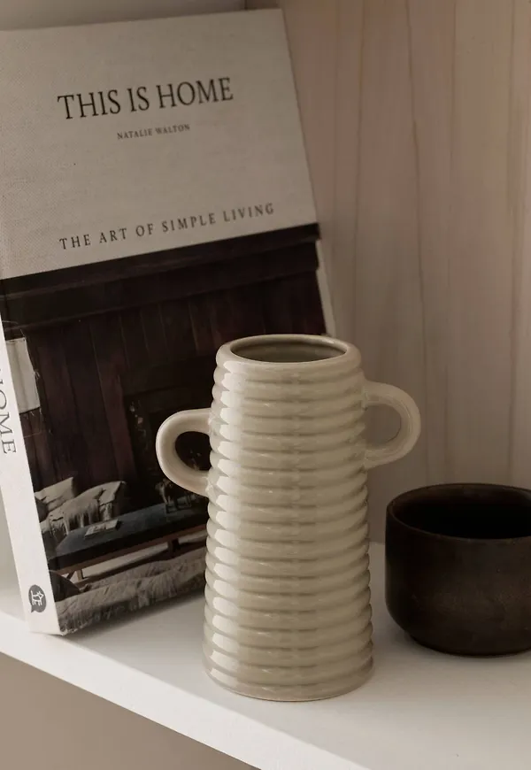 Vit Ellos-kruka i jättesnygg modell.