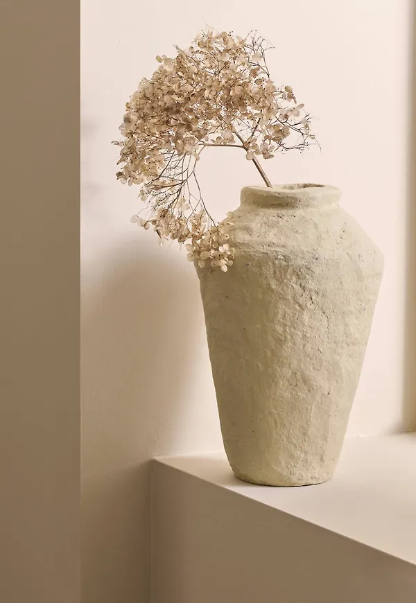 Jättesnygg beige kruka 2025 från Ellos.