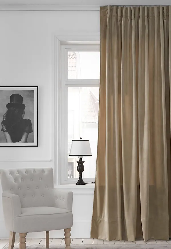 Skön sammetsgardin i beiget från Ellos.