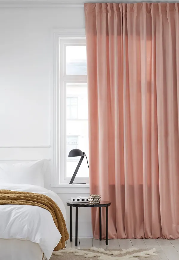 Klassisk gardin i dimrosa från Ellos.