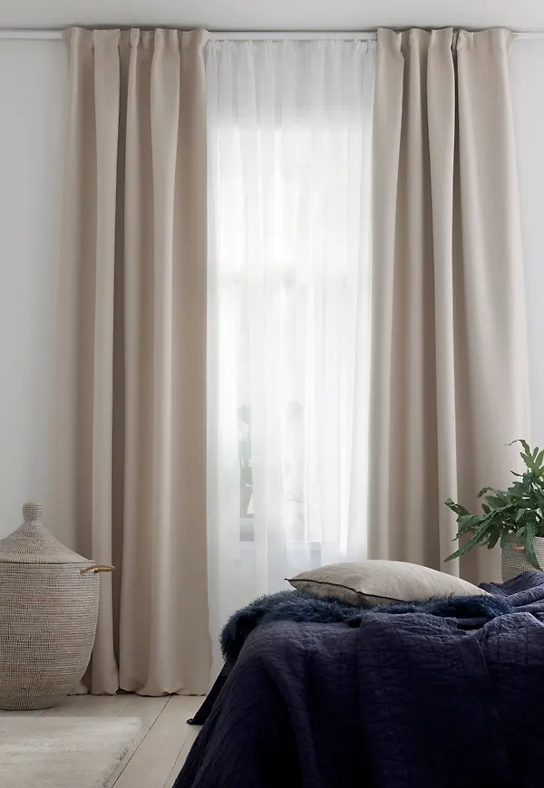 Beige Ellos-gardin i cool modell.