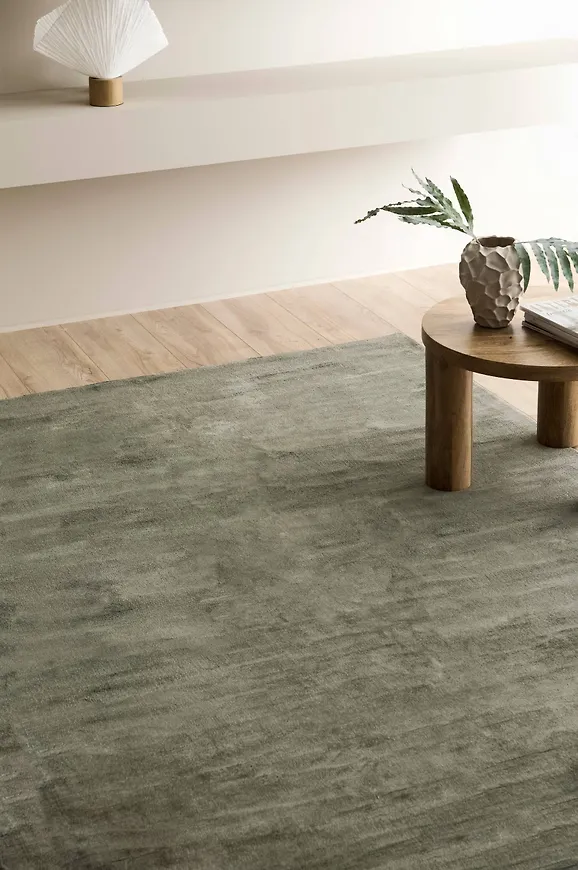 Trendig grön matta i viskos från Ellos.