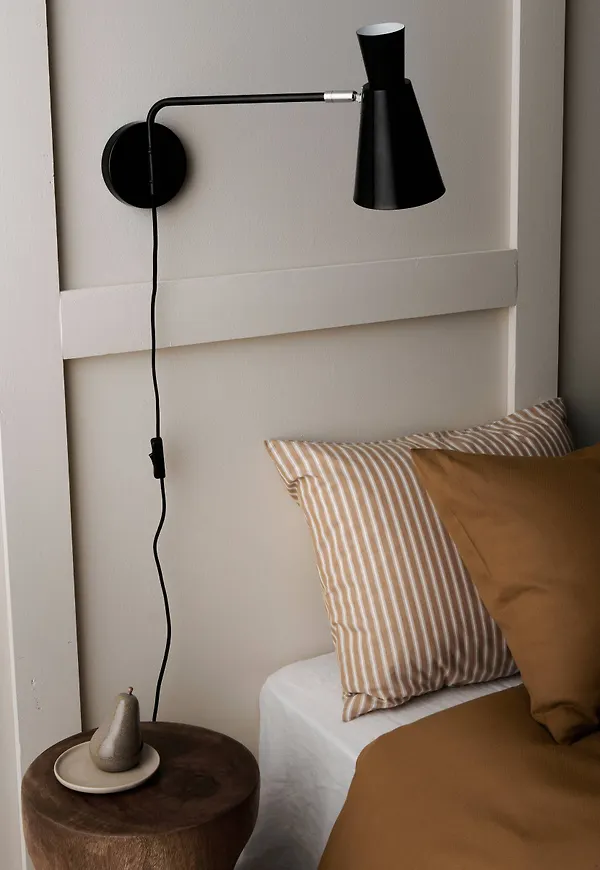 Svart vägglampa som passar perfekt till sommaren 2025!