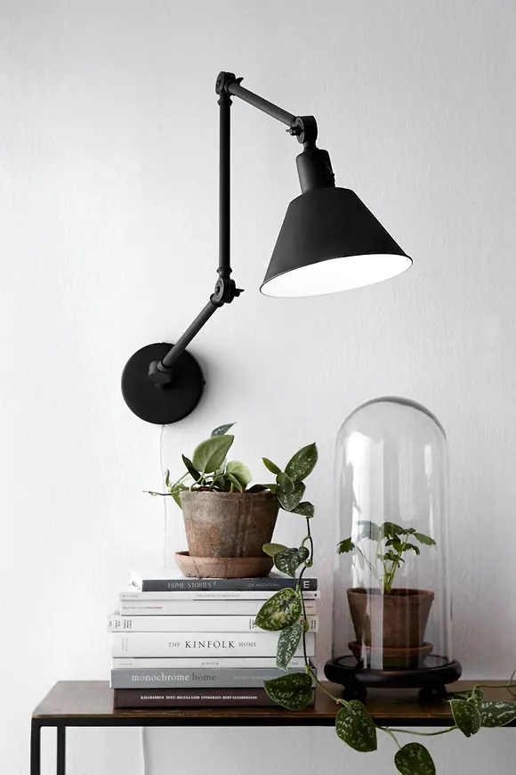 Svart lampa som passar perfekt till våren 2025!