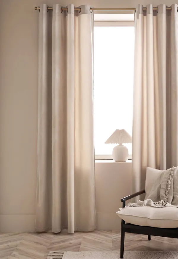 Jättefin öljettgardin 2025 från Ellos.