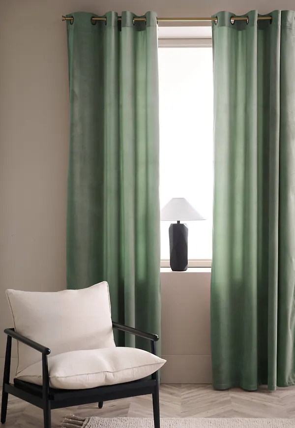 Smickrande sammetsgardin 2025 från Ellos.