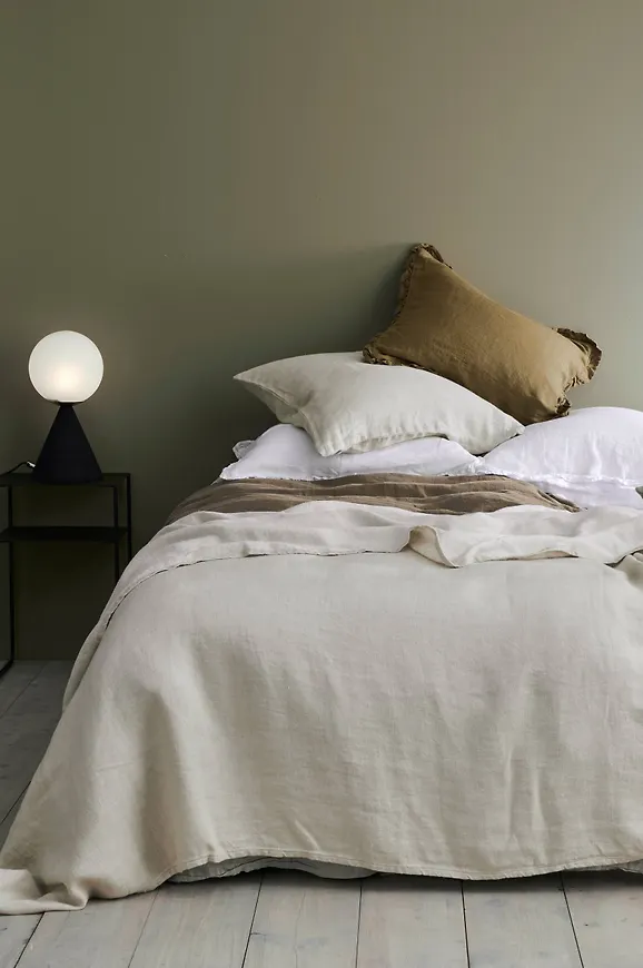 Otroligt snygg beige säng 2025 från Ellos.