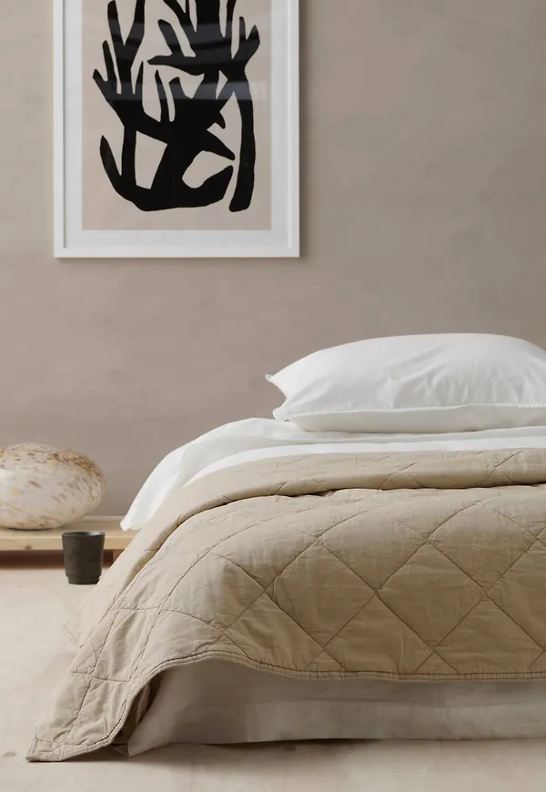 Beige Ellos-bomullssäng i fin modell.