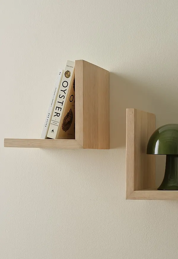 Supersnygg vägghylla i ek 2025 från Ellos.