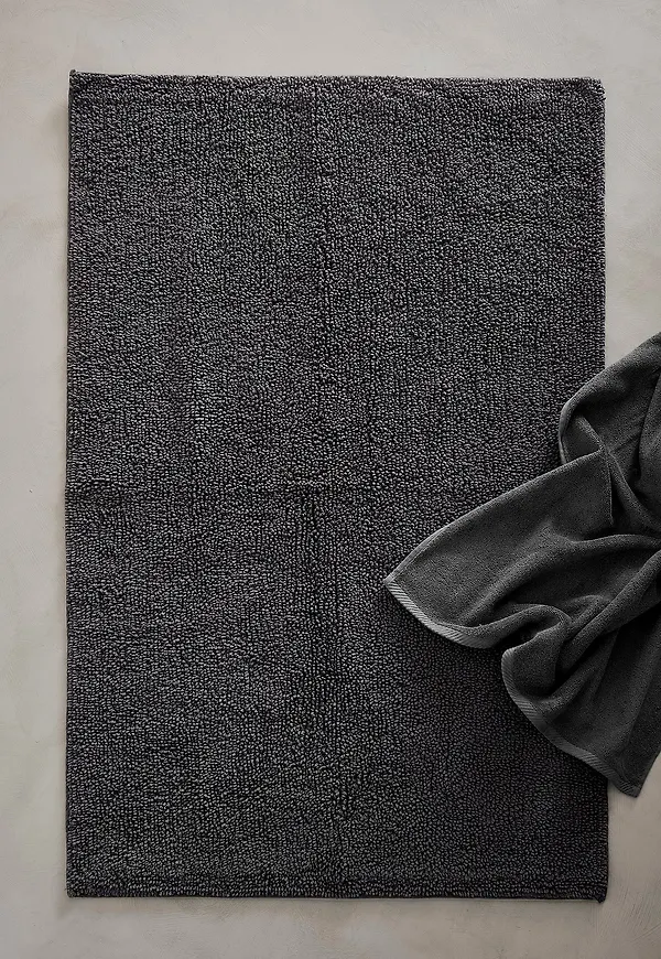 Moderiktig grå matta i bomull från Ellos Home.