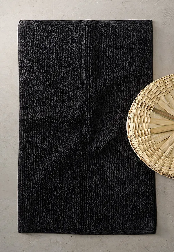 Härlig bomullsmatta i svart från Ellos Home.