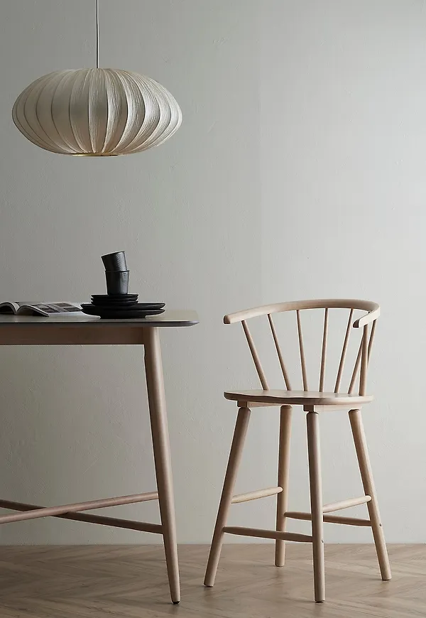 Otroligt fin Stol som passar bra vid många olika tillfällen.