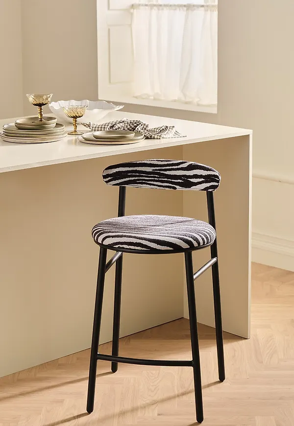 Riktigt fin Stol som passar bra vid många olika tillfällen.