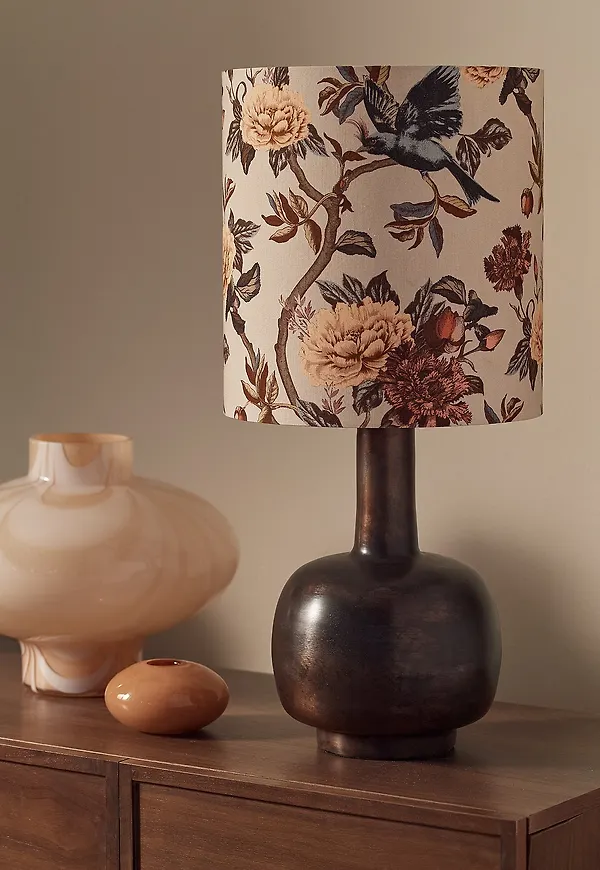 Modern bordslampa i svart från Ellos Home.