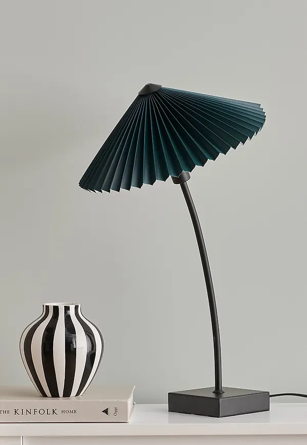 Grön Ellos Home-bordslampa i elegant modell.