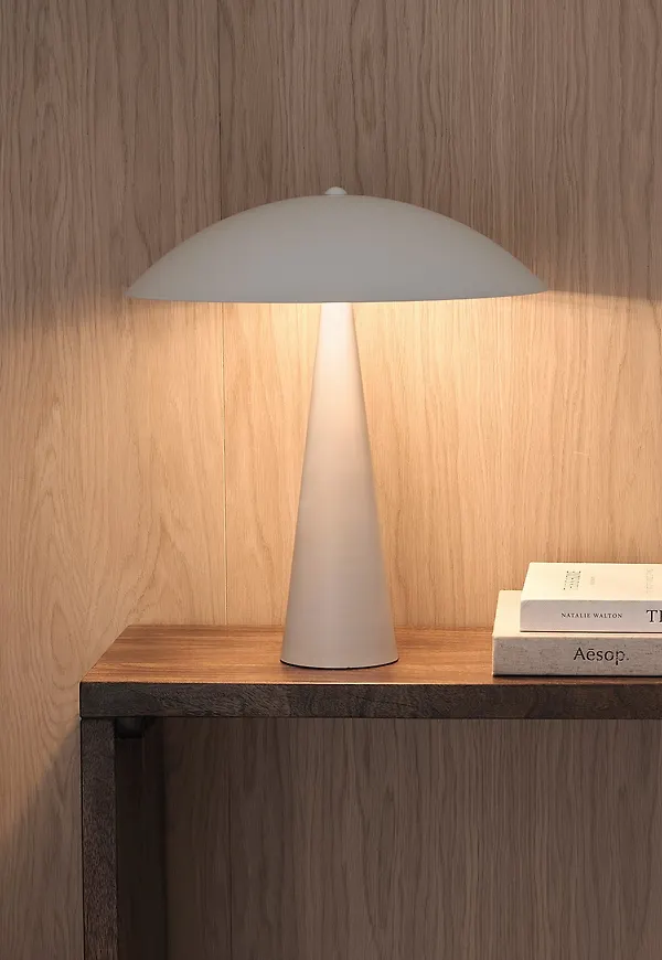 Ikonisk vit lampa 2025 från Ellos Home.