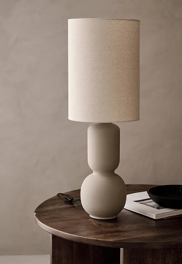 Riktigt snygg beige lampa 2025 från Ellos Home.