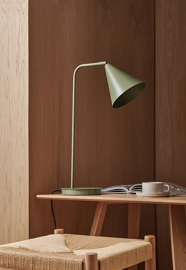 Grön Ellos Home-lampa i snygg modell.