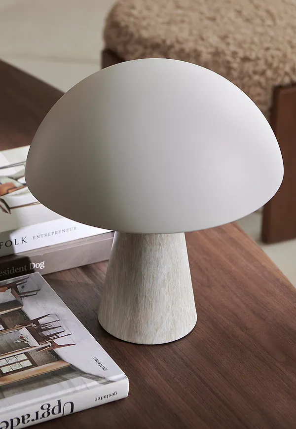 Moderiktig Lampa som passar bra vid många olika tillfällen.