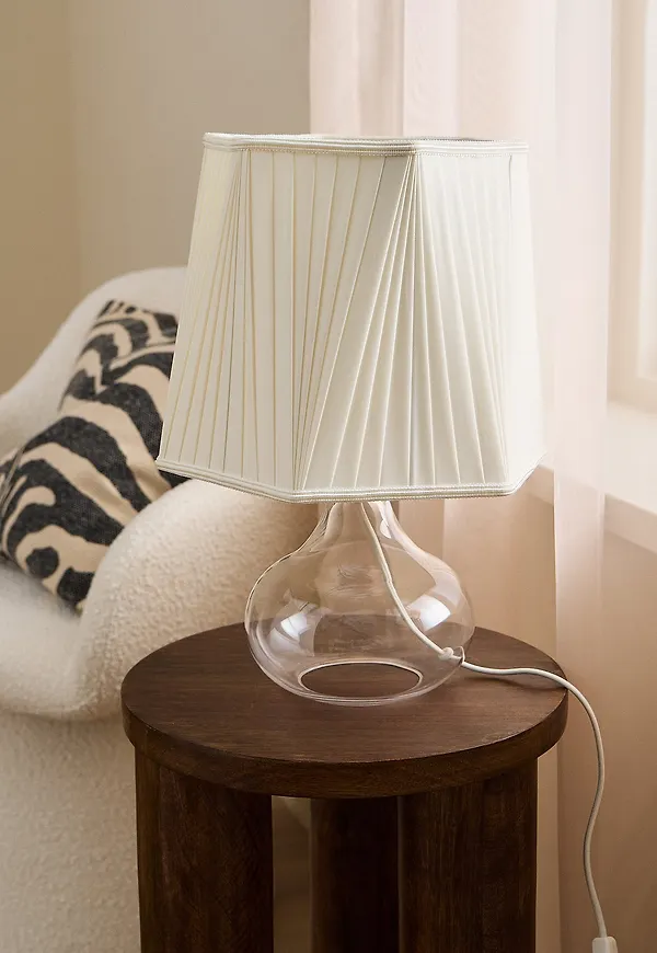 Vit Ellos Home-lampa i riktigt fin modell.