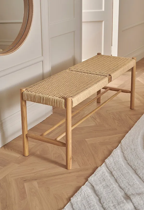 Smickrande bänk i ek 2025 från Ellos Home.