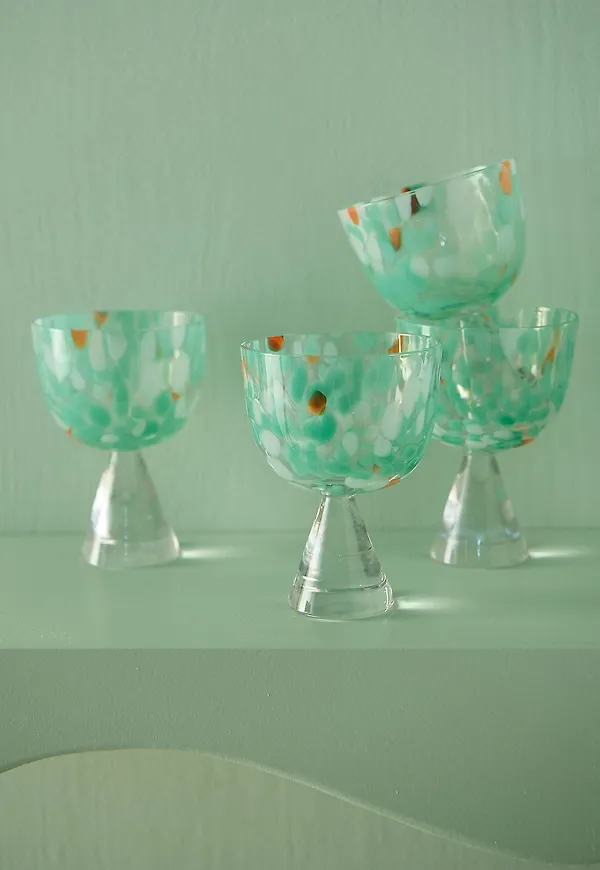 Flerfärgad Ellos Home-cocktailglas i riktigt snygg modell.