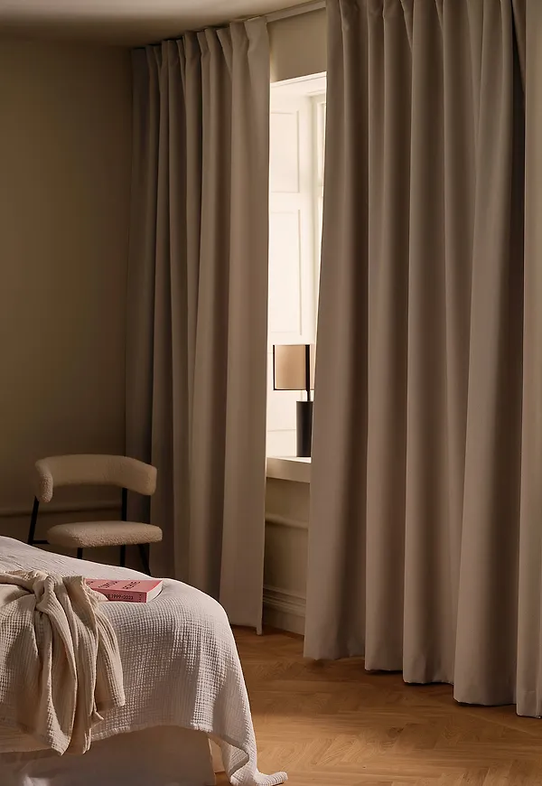 Fantastiskt fin gardin i beiget från Ellos Home.