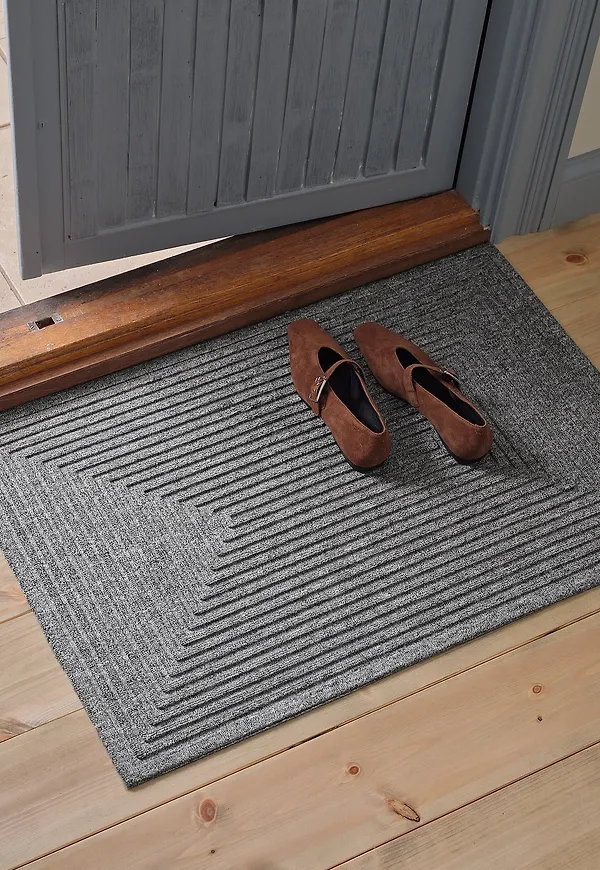 Fantastiskt fin dörrmatta i grått från Ellos Home.