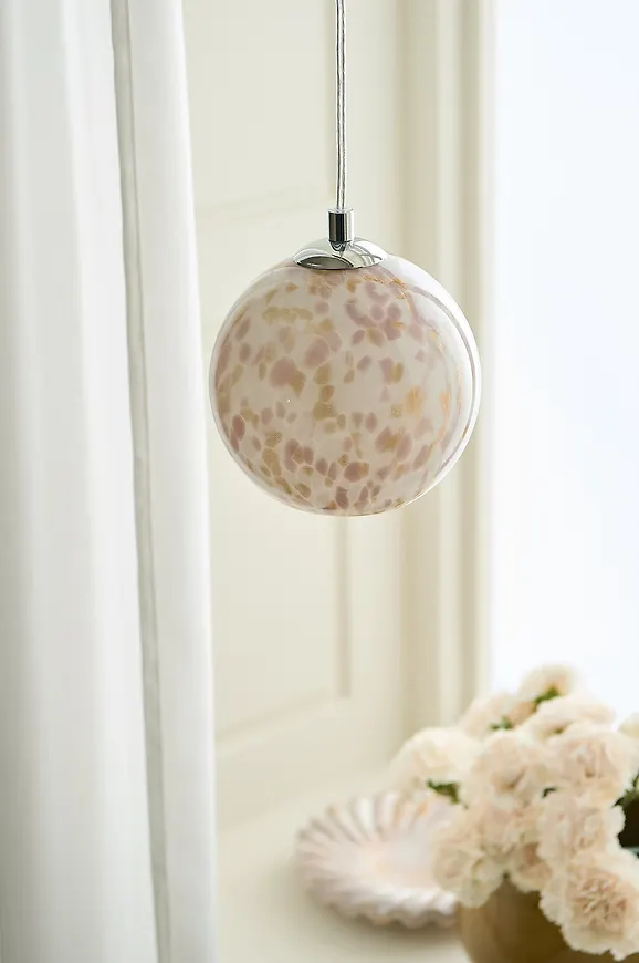 Ikonisk fönsterlampa i lila från Ellos Home.