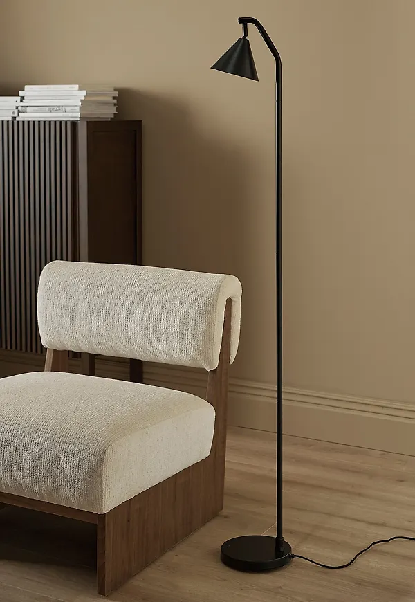 Trendig golvlampa i svart från Ellos Home.