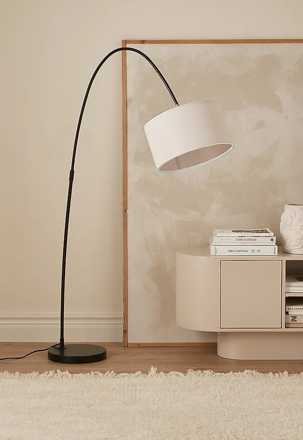 Jättefin golvlampa i svart från Ellos Home.