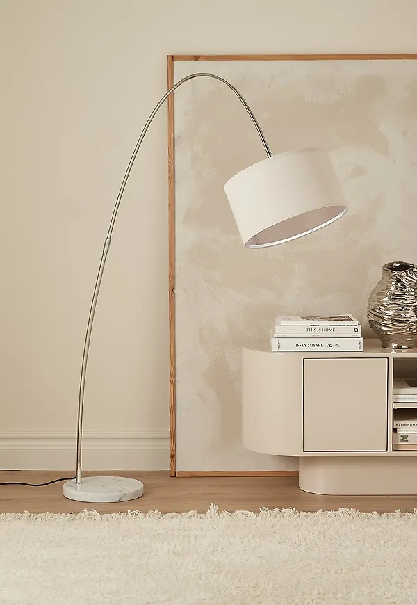 Fantastiskt fin golvlampa 2025 från Ellos Home.